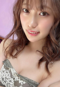 Akari-Mitani-holiday-jeeds